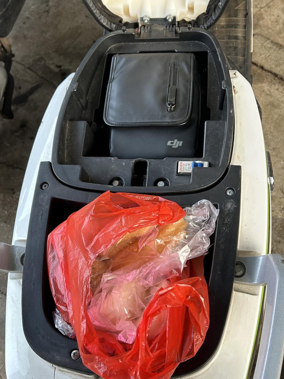 背着无人机买早餐